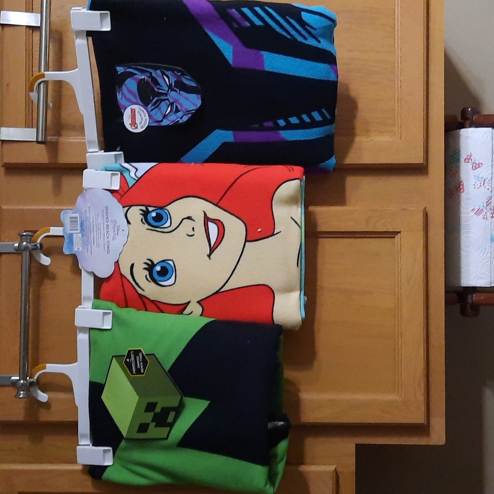 Set of 3 Disney & Marvel Shape Towels.
